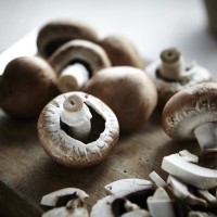 Champignons auf Holzbrett